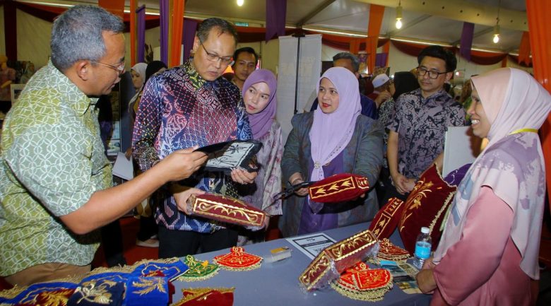 TELUK INTAN, 27 Ogos -- Timbalan Ketua Setiausaha Kebudayaan Kementerian Pelancongan, Seni dan Budaya (MOTAC) Mohd Yusri Mohd Yusoff (dua,kiri) melihat barangan kraf pada sesi tinjauan mesra  di Festival Kraf Perak 2023 di Dataran Menara Condong hari ini.
Turut hadir,  Ketua Pengarah Kraftangan Malaysia Ainu Sham Ramli (tiga,kanan).
--fotoBERNAMA (2023) HAK CIPTA TERPELIHARA