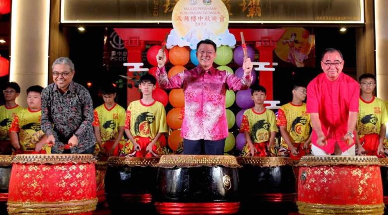 IPOH, 23 Sept -- Menteri Pembangunan Kerajaan Tempatan Nga Kor Ming memalu gong pada Majlis Perayaan Kuih Bulan Octagon dan Majlis Pembukaan Pesta Makanan Jalanan Paloh Octagon malam ini.
Turut sama Datuk Bandar Ipoh Datuk Rumaizi Baharin (kiri).
 
--fotoBERNAMA (2023) HAK CIPTA TERPELIHARA