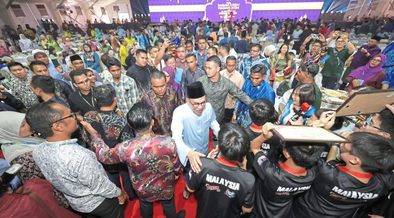 Prime Minister Datuk Seri Anwar Ibrahim closing for the Madani Rakyat Programme at Tapak Pesta, Sg Nibong.( May 5, 2024.) ¡ªCHAN BOON KAI/The Star