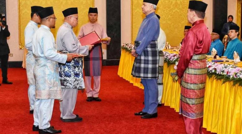 Sultan Nazrin terima serahan zakat 5 syarikat RM3.56 juta kepada MAIPk