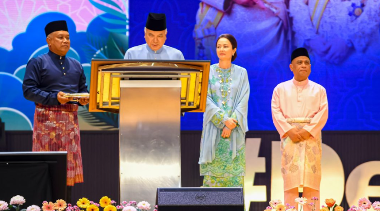 Sultan Nazrin berkenan rasmi Gerbang Suria UPSI