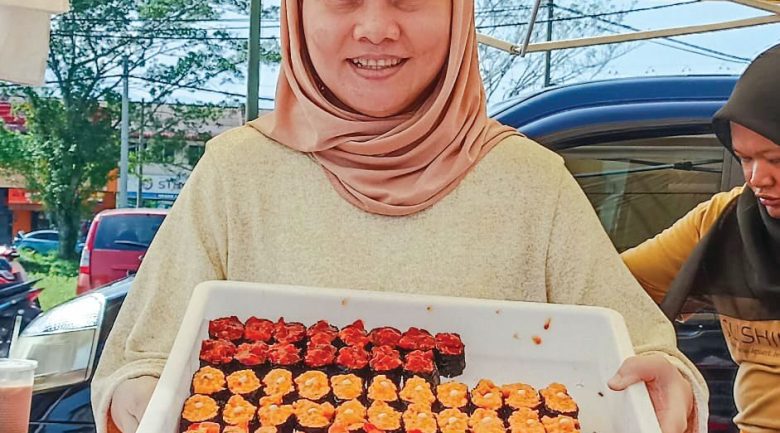 Jualan sushi tingkatkan ekonomi keluarga Maisara