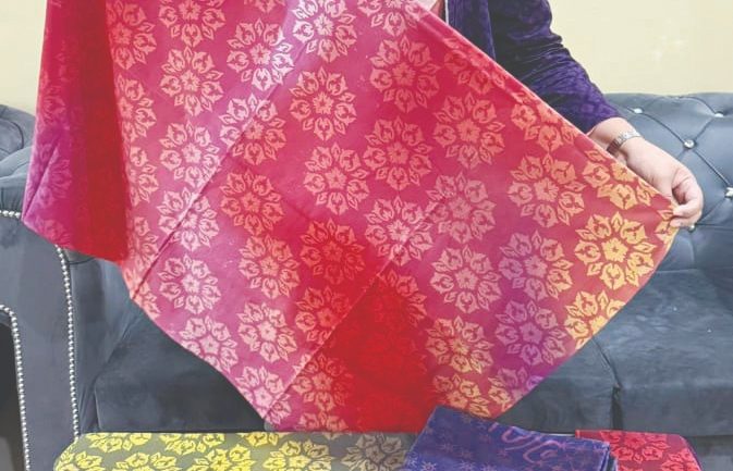 Batik Perak tonjol corak bunga kelumpang