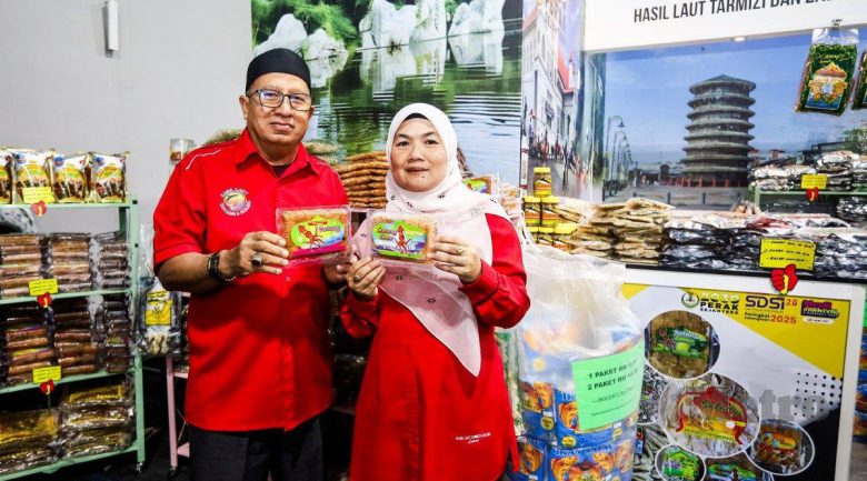 KUALA  LUMPUR 2 OGOS 2025 .Usahawan Hasil Laut  , Ahmad Tarmizi Hashim dan Zalina Napiah bersama produk hasil lautnya pada Mega Karnival 3 Dimensi 2025 di Pusat Perdagangan dan Pameran Antarabangsa Malaysia (MITEC), Kuala Lumpur.STR/NABILA ADLINA AZAHARI