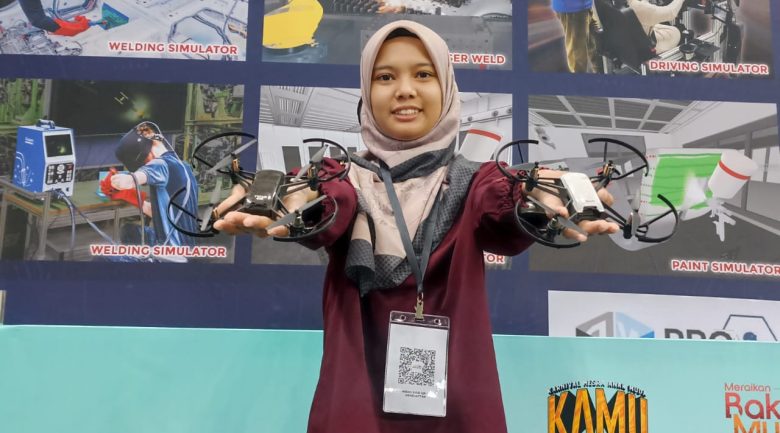 IPOH 1 OKTOBER 2025: FAYYADHATUL Alya Ahmad Misnu menunjukkan dron yang boleh dikawal dengan e-modul ciptaannya pada Karnival Mesra Anak Muda (KAMU) 2025 di Stadium Indera Mulia, Ipoh baru-baru ini. - UTUSAN/MEGAT LUTFI MEGAT RAHIM