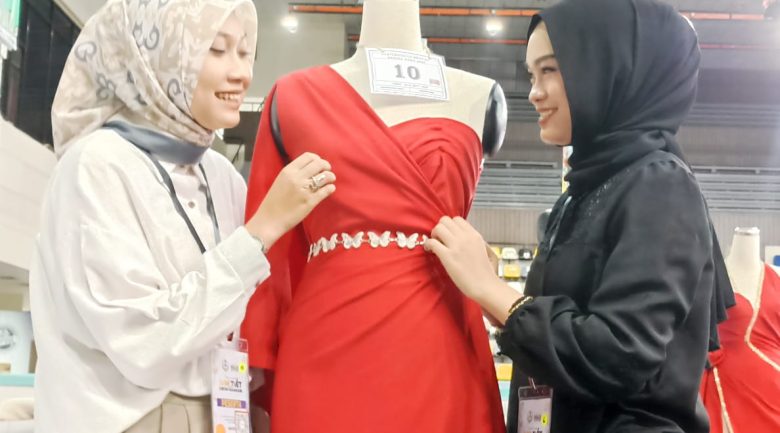IPOH 24 SEPTEMBER 2025: Hani Illyana Mierza Noor Hafiz (kiri) dan Aliah Izzati Affandi mahu mempunyai butik pakaian sendiri kerana telah terdedah dengan latihan, kursus dan bantuan modal oleh Pasak dan (STeP) sejak belajar di Kolej Komuniti Batu Gajah. - UTUSAN