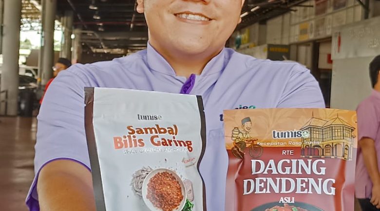 GOPENG 30 JULAI 2025: MUHAMMAD Syakir Abdullah menunjukkan produk keluaran syarikatnya dengan jenama Tumise ketika ditemui  Gopeng. - UTUSAN/MEGAT LUTFI MEGAT RAHIM
