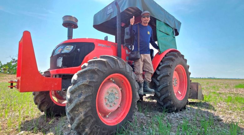 Jentera moden tingkatkan produktiviti pesawah Parit 13